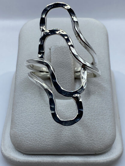 Anillo de plata .925 en repujado artesanal de Taxco, vista frontal en soporte