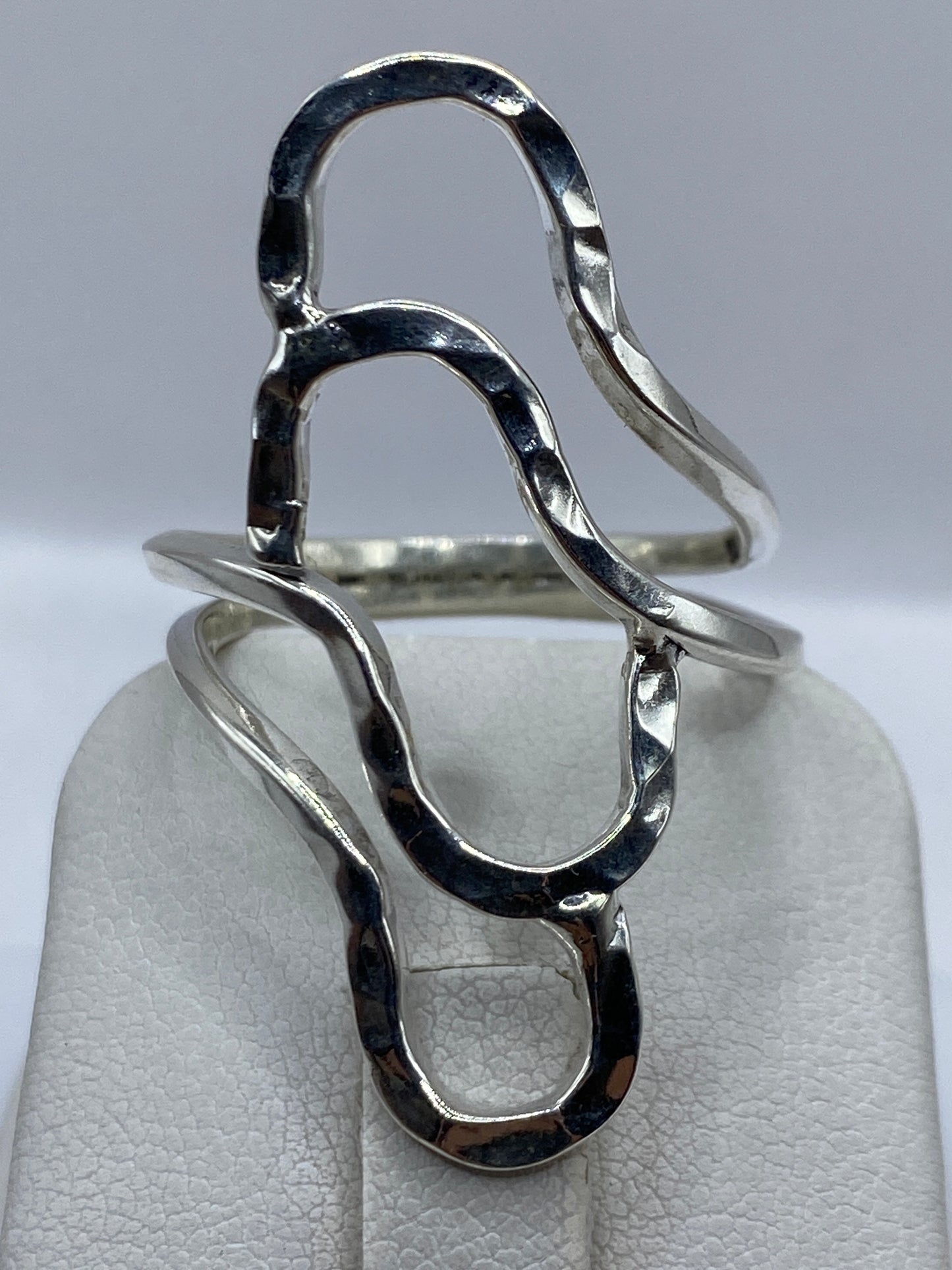 Detalle del repujado y el acabado pulido del anillo en plata .925