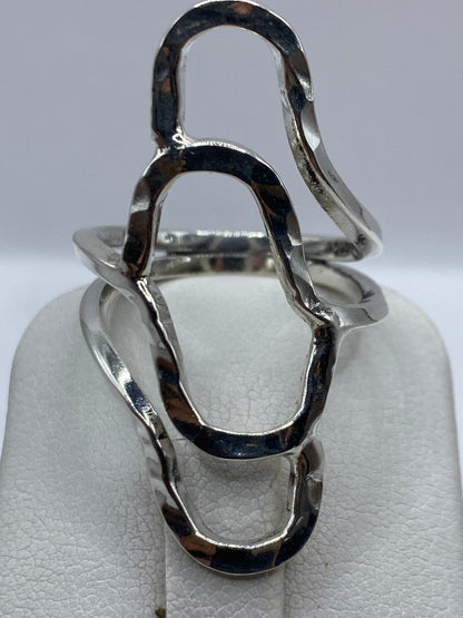Anillo de plata en la mano, mostrando cómo captura la luz en el diseño de volumen