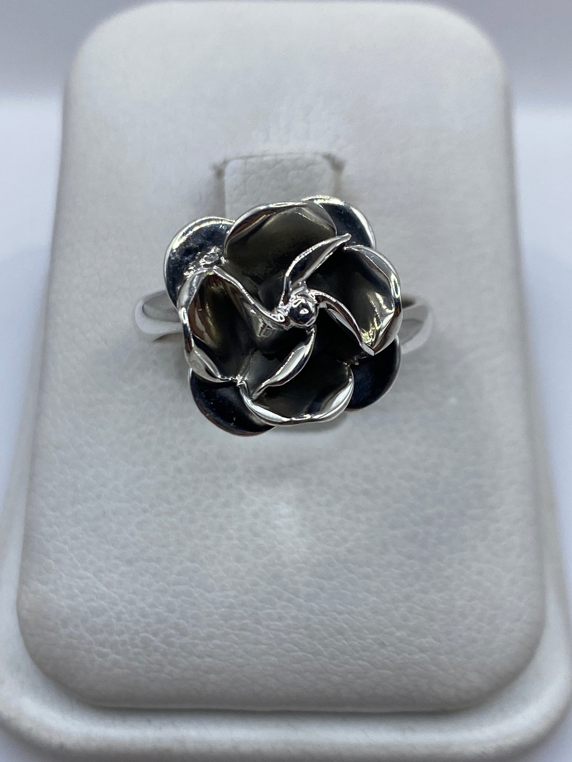 Anillo floral de plata .925 ajustable visto desde arriba en estuche blanco