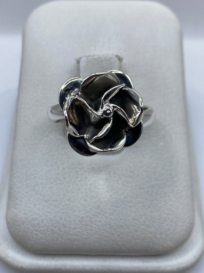 Anillo floral de plata .925 ajustable visto desde arriba en estuche blanco