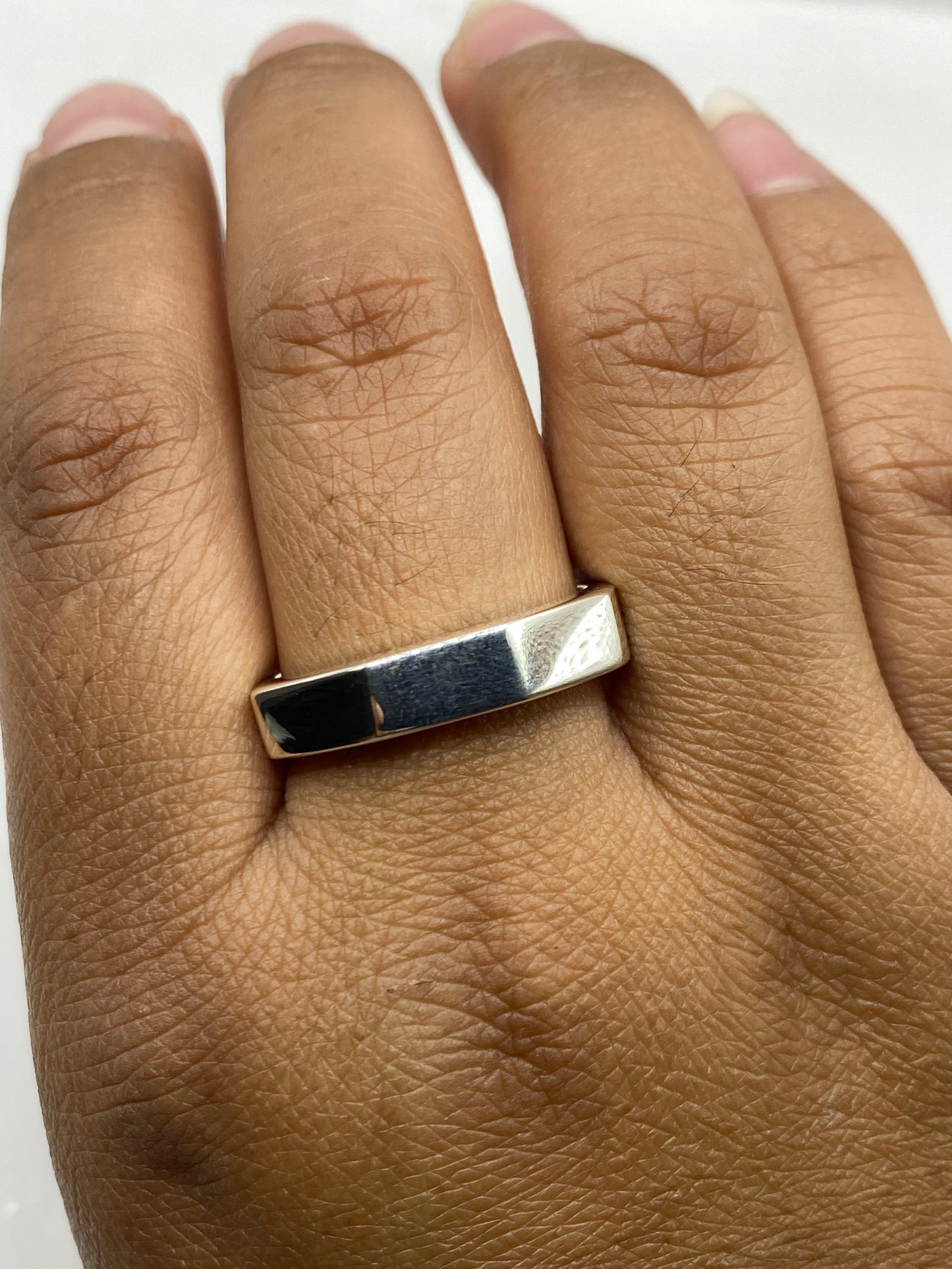 Anillo en dedo mostrando el volumen tridimensional de la técnica
