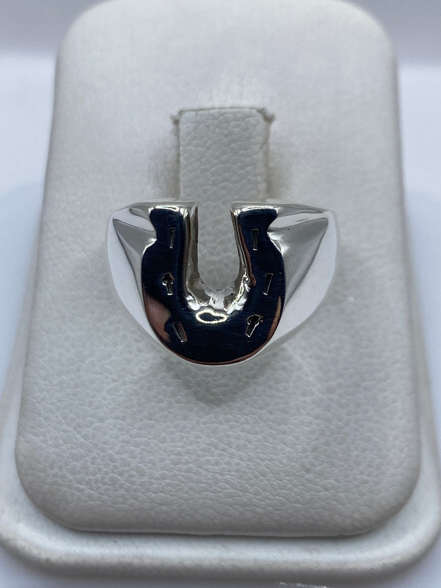 Anillo de plata cartoneado en volumen escultural, vista frontal mostrando la forma 3D