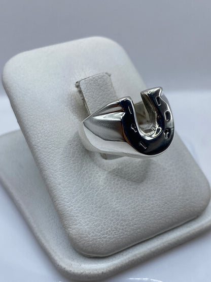 Detalle lateral del anillo cartoneado en plata .925 con acabado pulido