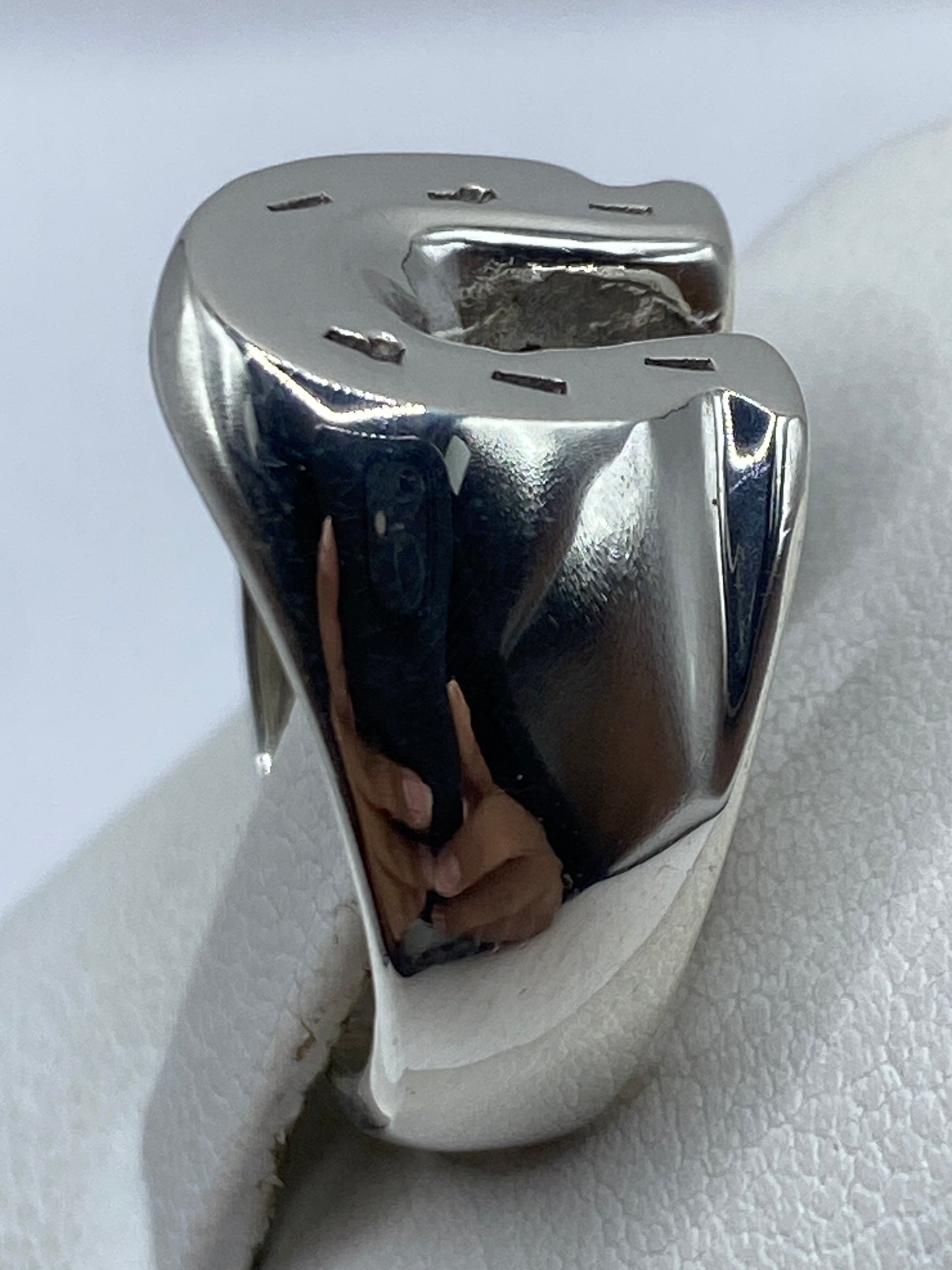 Anillo en mano mostrando el Quinto .925 grabado en el interior