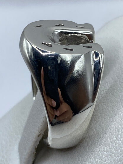 Anillo en mano mostrando el Quinto .925 grabado en el interior