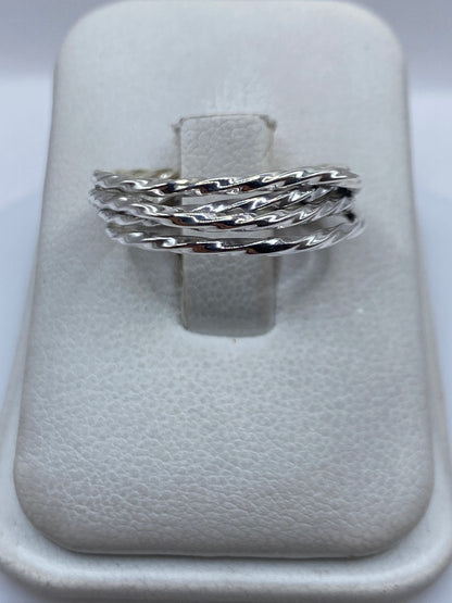 Anillo de plata trenzado en talla 8, vista frontal en estuche blanco