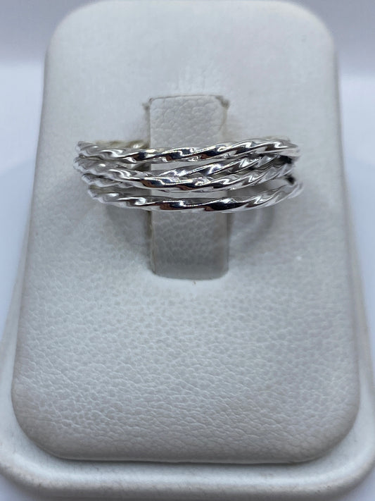 Anillo de plata trenzado en talla 8, vista frontal en estuche blanco
