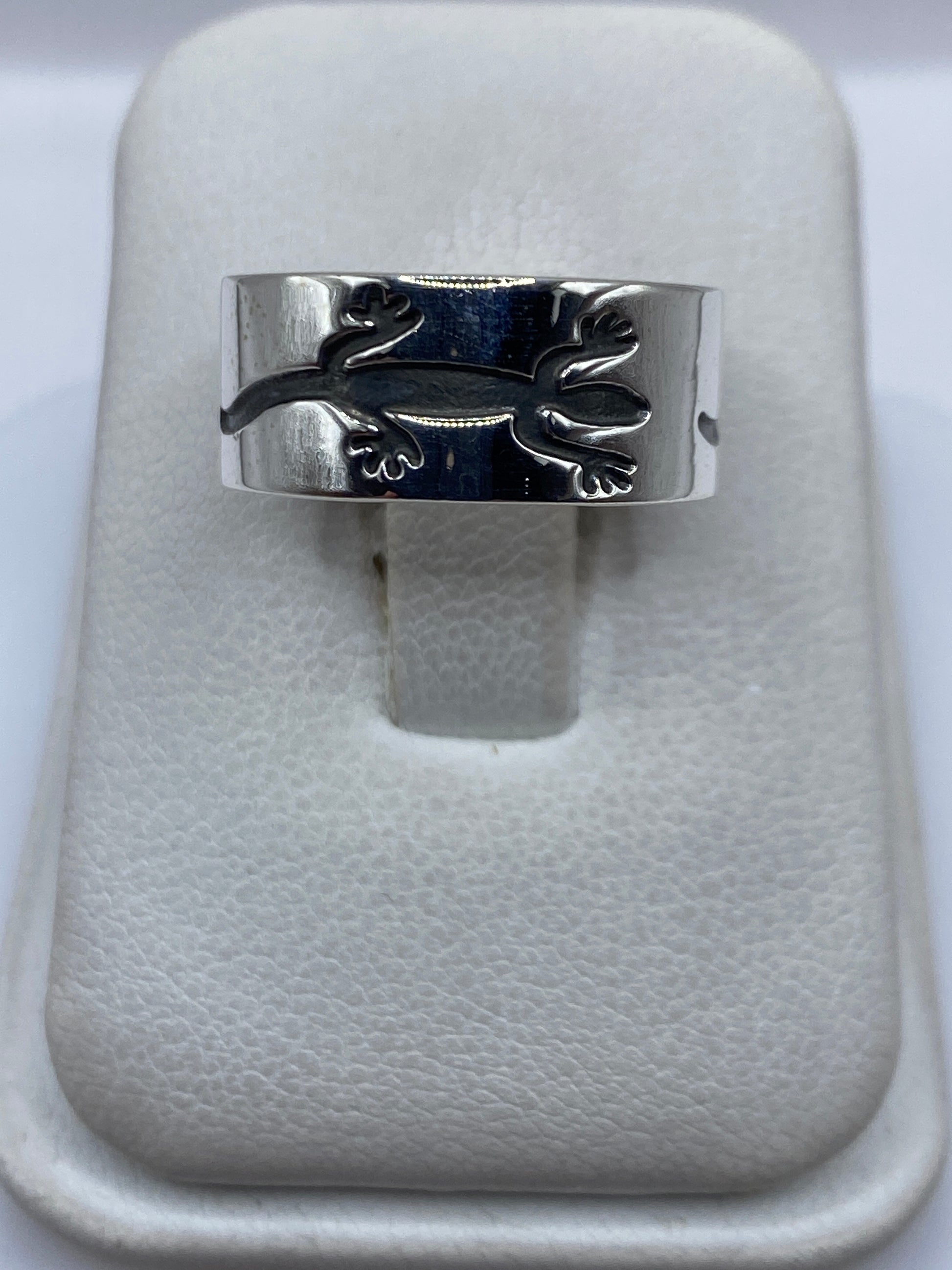 Anillo de plata .925 con diseño prehispánico de lagarto en relieve, vista frontal