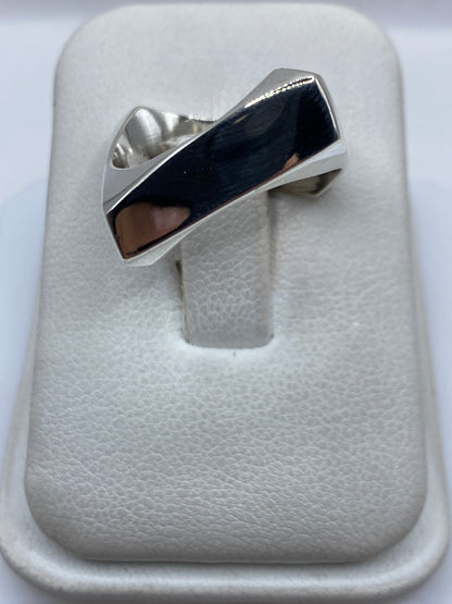Anillo de plata cartoneado con forma angular minimalista en talla 7