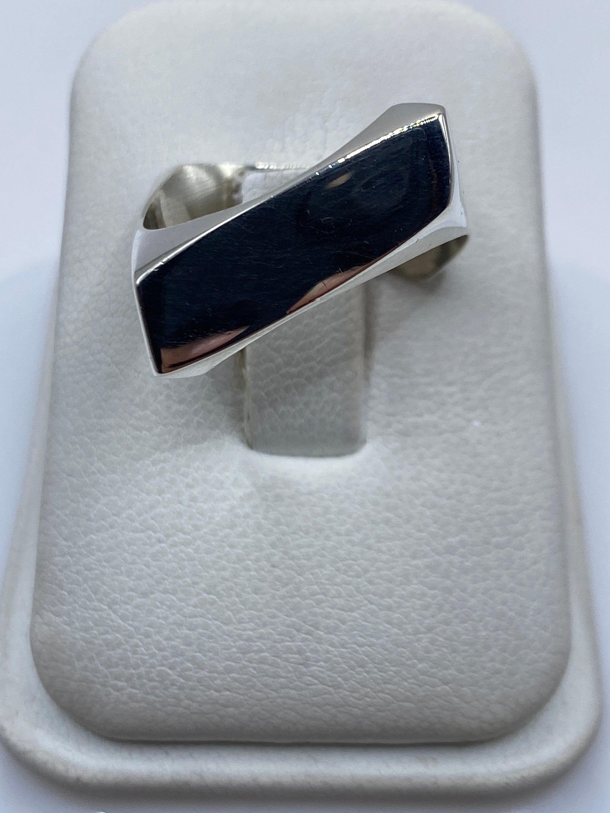 Anillo de plata cartoneado de Taxco en talla 9, vista lateral mostrando el volumen 3D