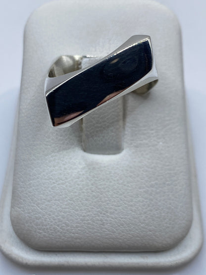Anillo de plata cartoneado de Taxco en talla 9, vista lateral mostrando el volumen 3D