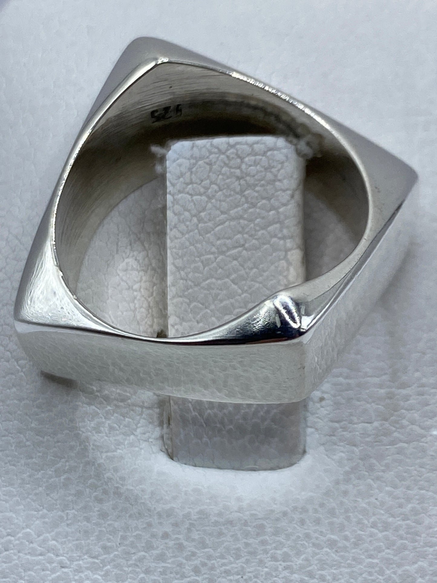 Anillo puesto en dedo, mostrando el volumen geométrico