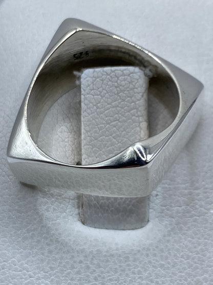 Anillo puesto en dedo, mostrando el volumen geométrico