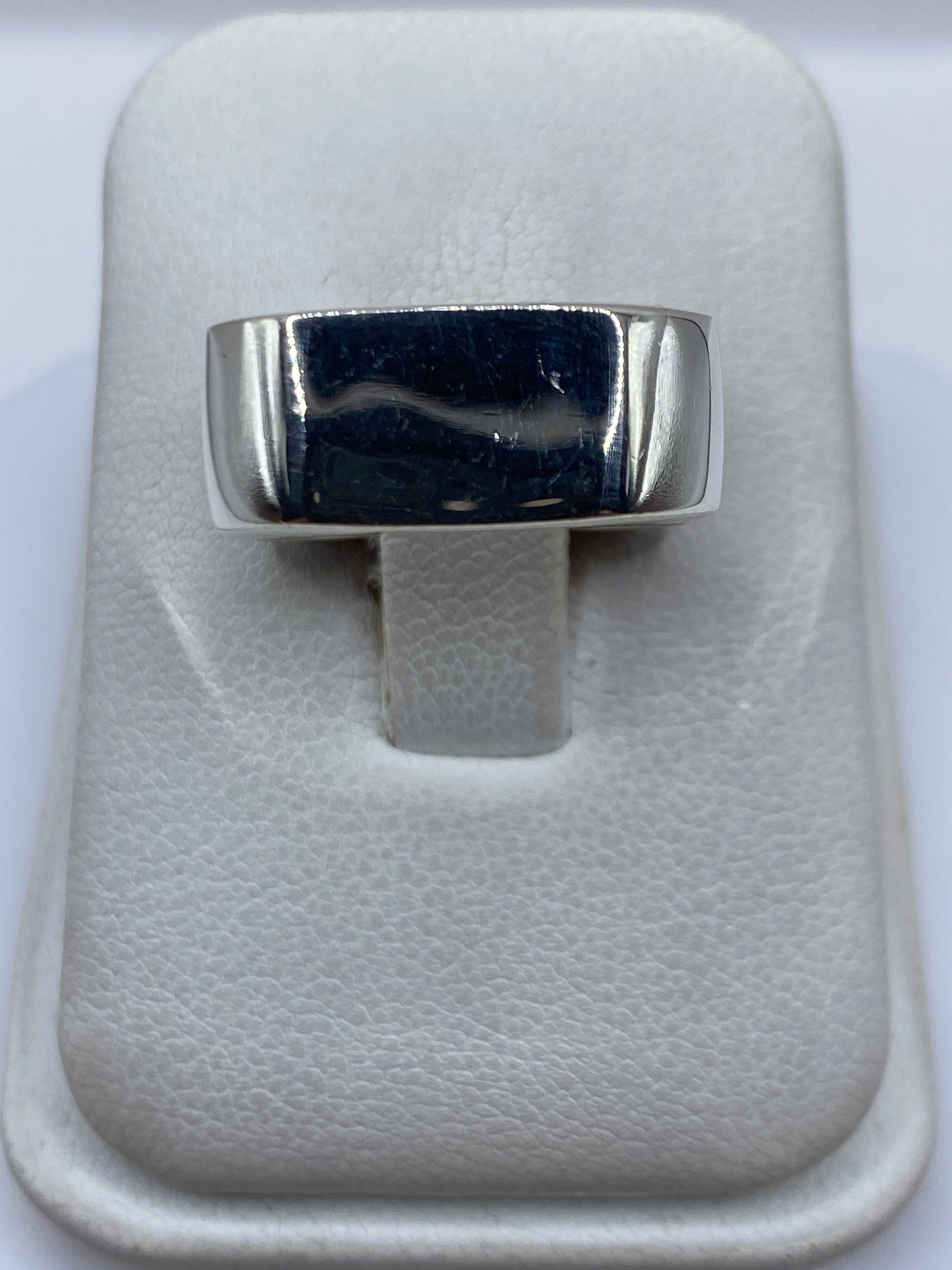 Anillo de plata cartoneado .925 con volumen 3D visto desde arriba en estuche blanco