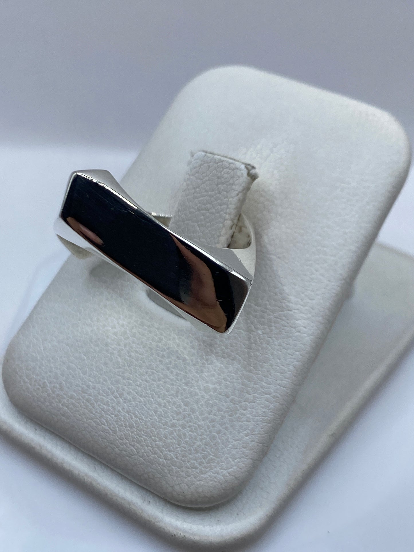 Vista lateral del anillo minimalista de plata .925 de Taxco