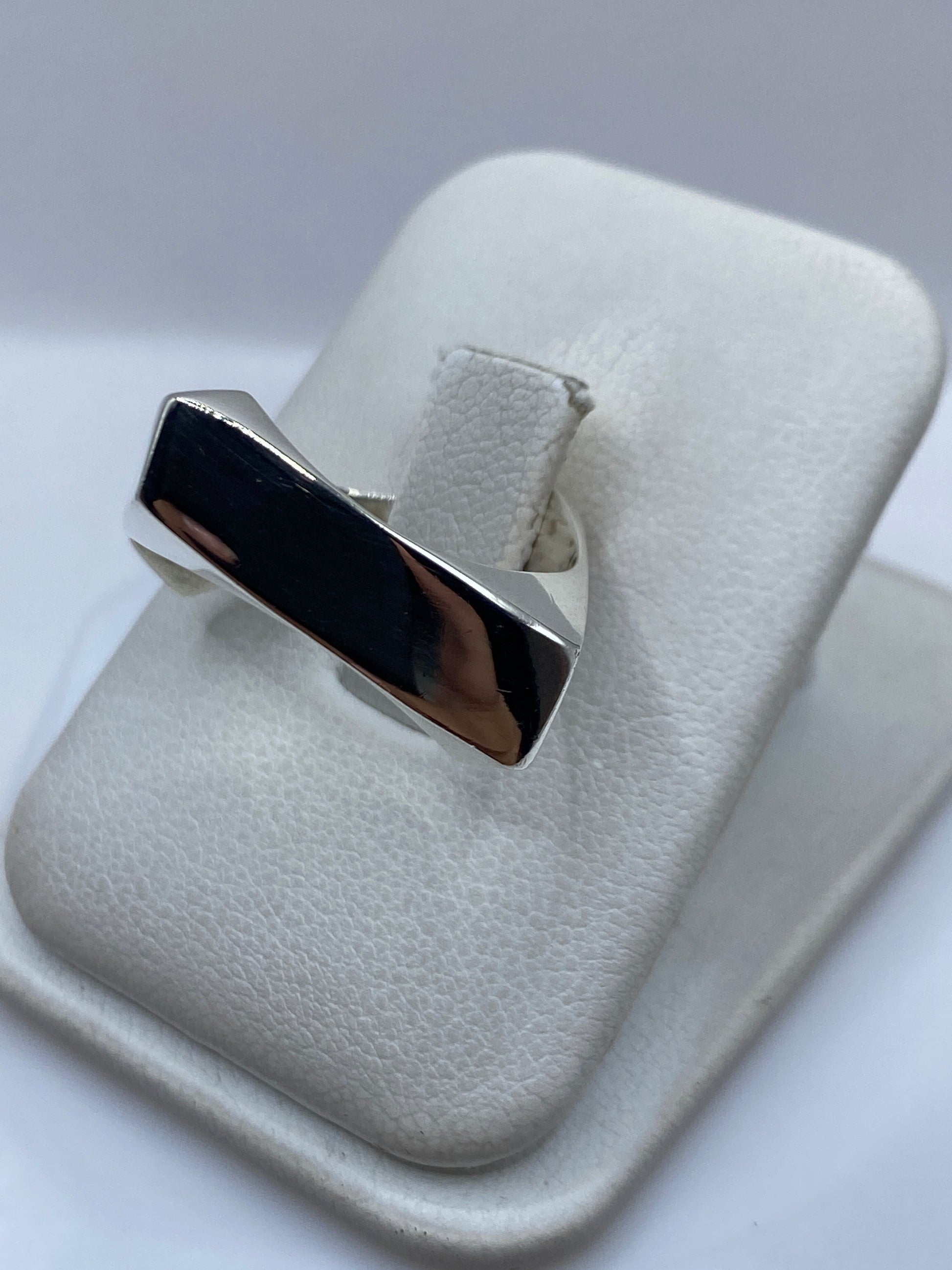 Vista lateral del anillo minimalista de plata .925 de Taxco