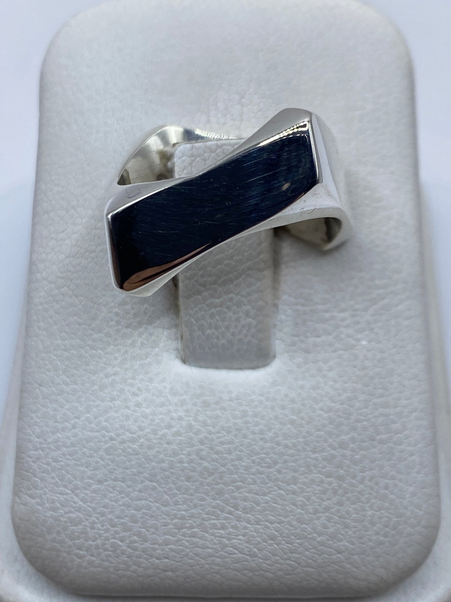 Anillo de plata cartoneado minimalista en talla 6, visto desde arriba en estuche blanco