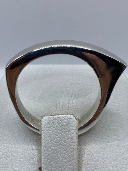Detalle lateral del anillo de plata cartoneado de Taxco