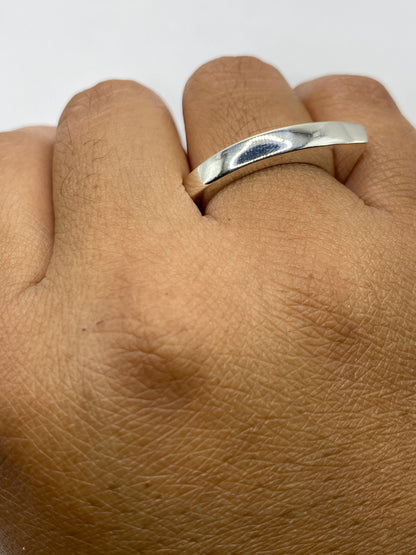 Anillo sobre fondo blanco con sello .925 visible en el interior