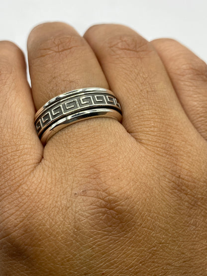 Anillo de plata .925 sobre fondo neutro mostrando el Quinto de autenticidad