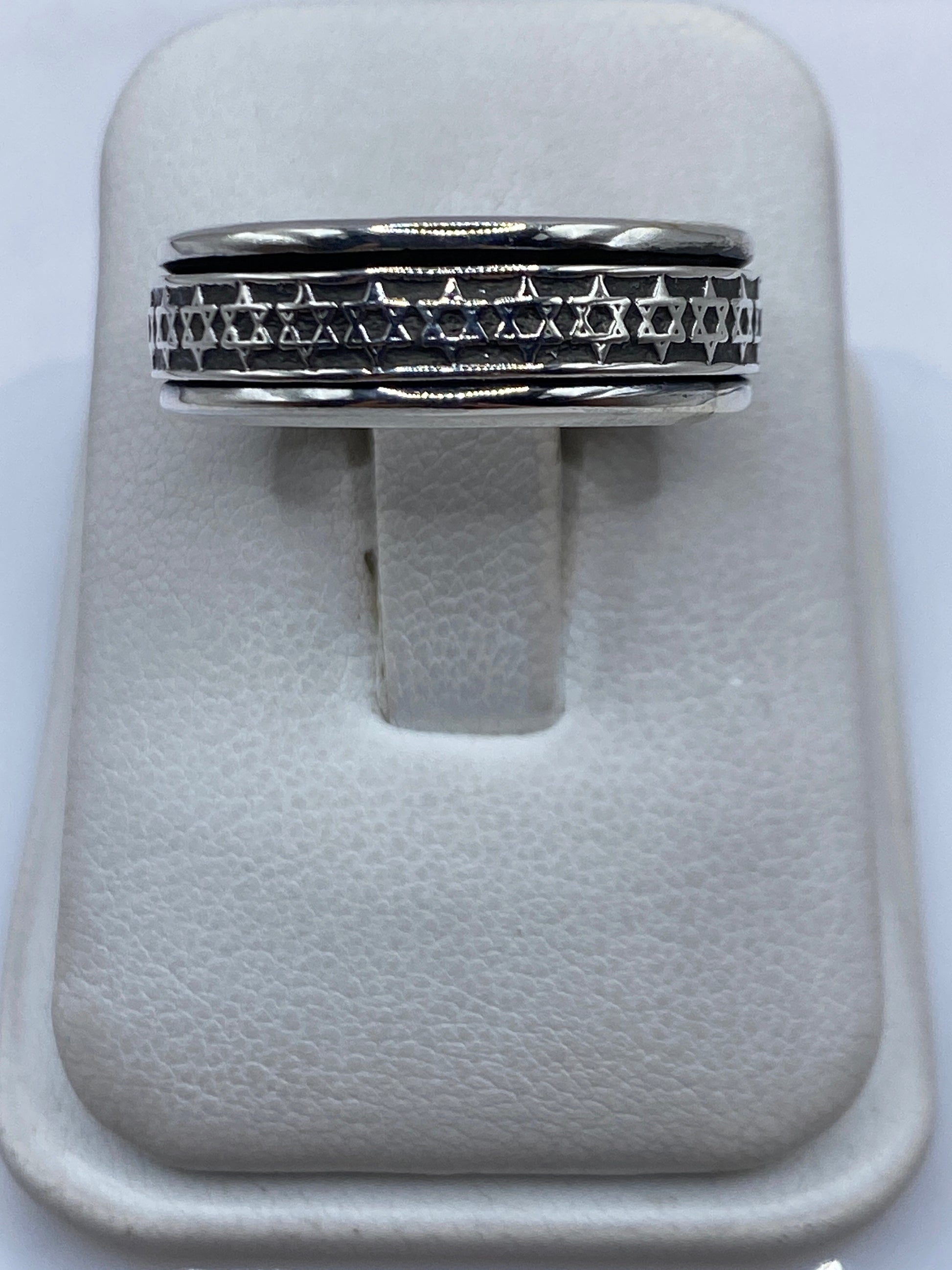 Anillo de plata eslabón grueso en la mano, mostrando el peso y solidez del diseño