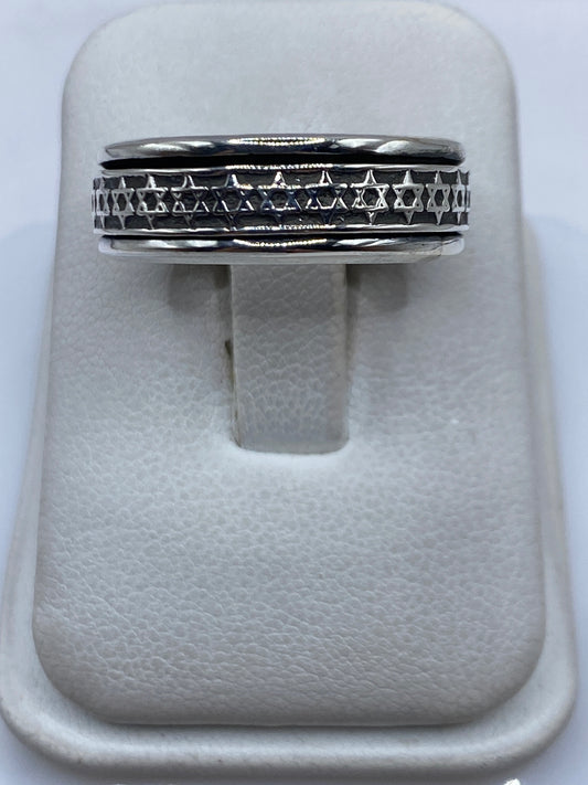 Anillo de plata eslabón grueso en la mano, mostrando el peso y solidez del diseño