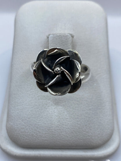 Anillo de plata .925 en forma de rosa tridimensional sobre estuche blanco
