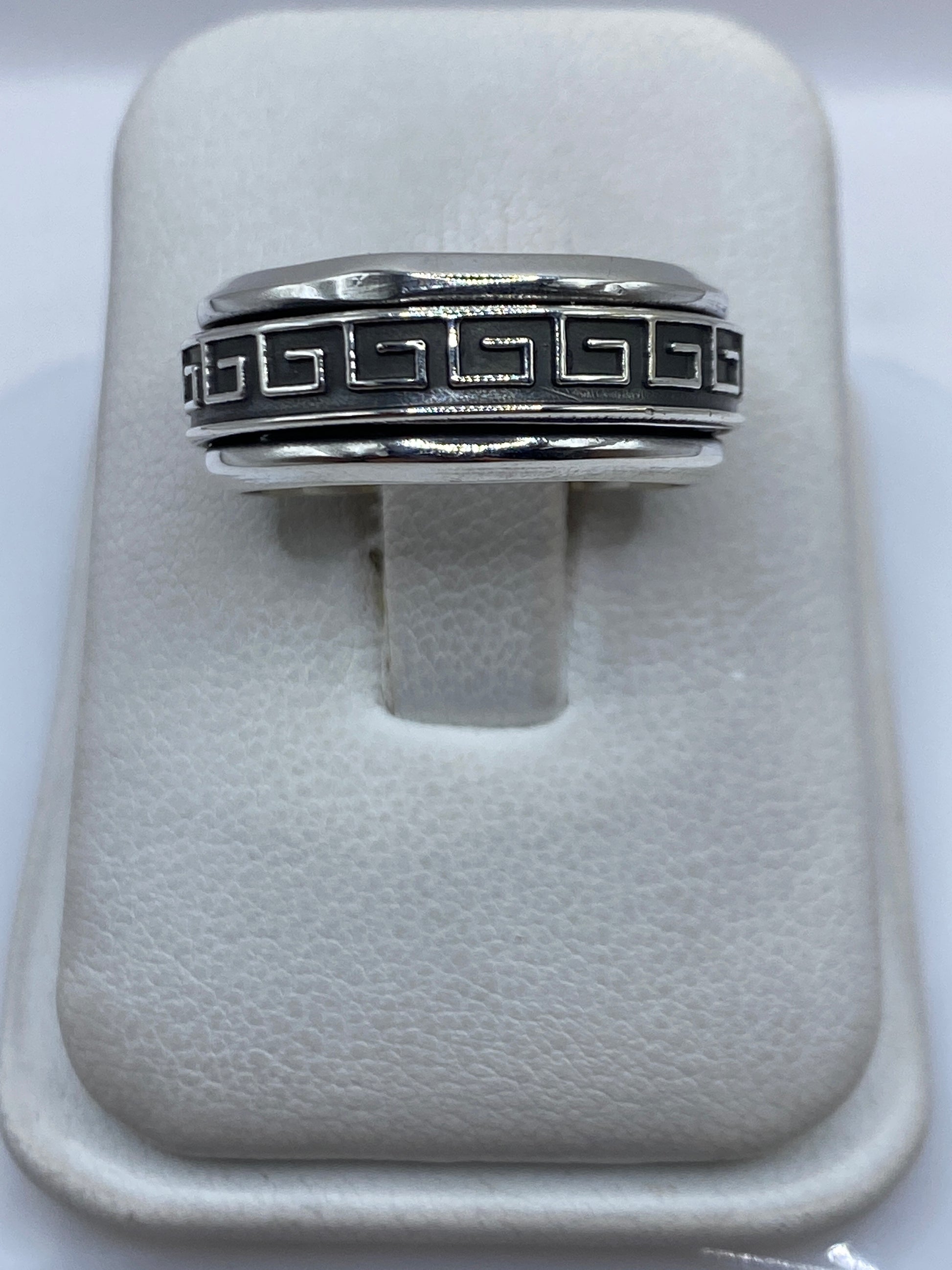 Anillo de plata .925 con patrón griego geométrico en dedo masculino