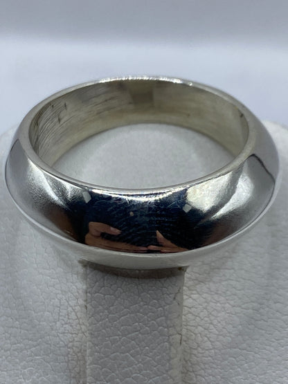 Anillo cartoneado en la mano de una mujer, demostrando el peso y la comodidad