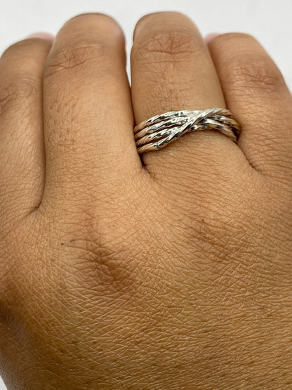 Anillo de plata retorcido desde atrás, mostrando el acabado uniforme y el Quinto .925