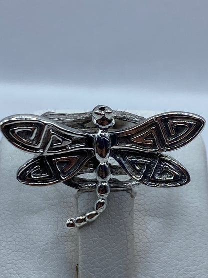 Anillo de plata libélula mostrando las alas caladas y oxidado selectivo