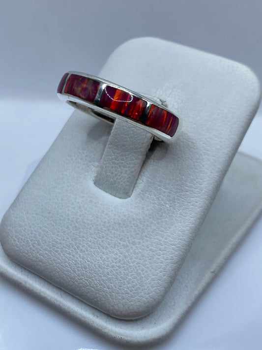 Vista lateral del anillo de plata .950 con ópalo rosa, mostrando el engaste a mano