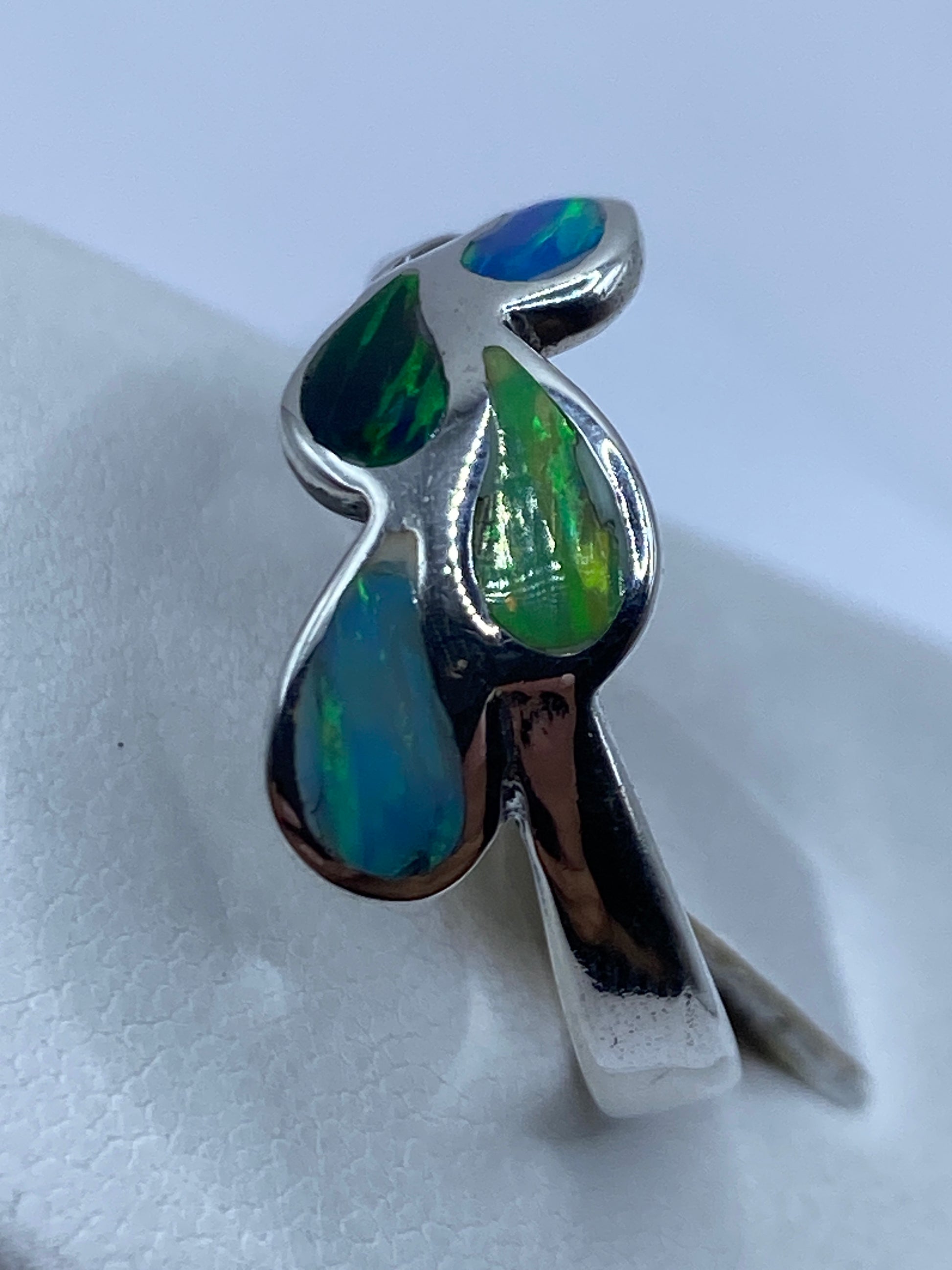 Detalle del ópalo de fuego multicolor con reflejos verdes, azules y dorados