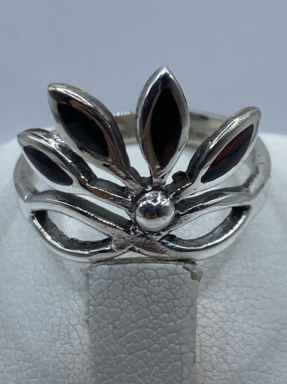 Detalle lateral del ópalo de fuego y el engaste de plata en Taxco