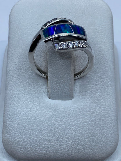 Anillo de plata .925 con ópalo de fuego azul engastado a mano, vista frontal