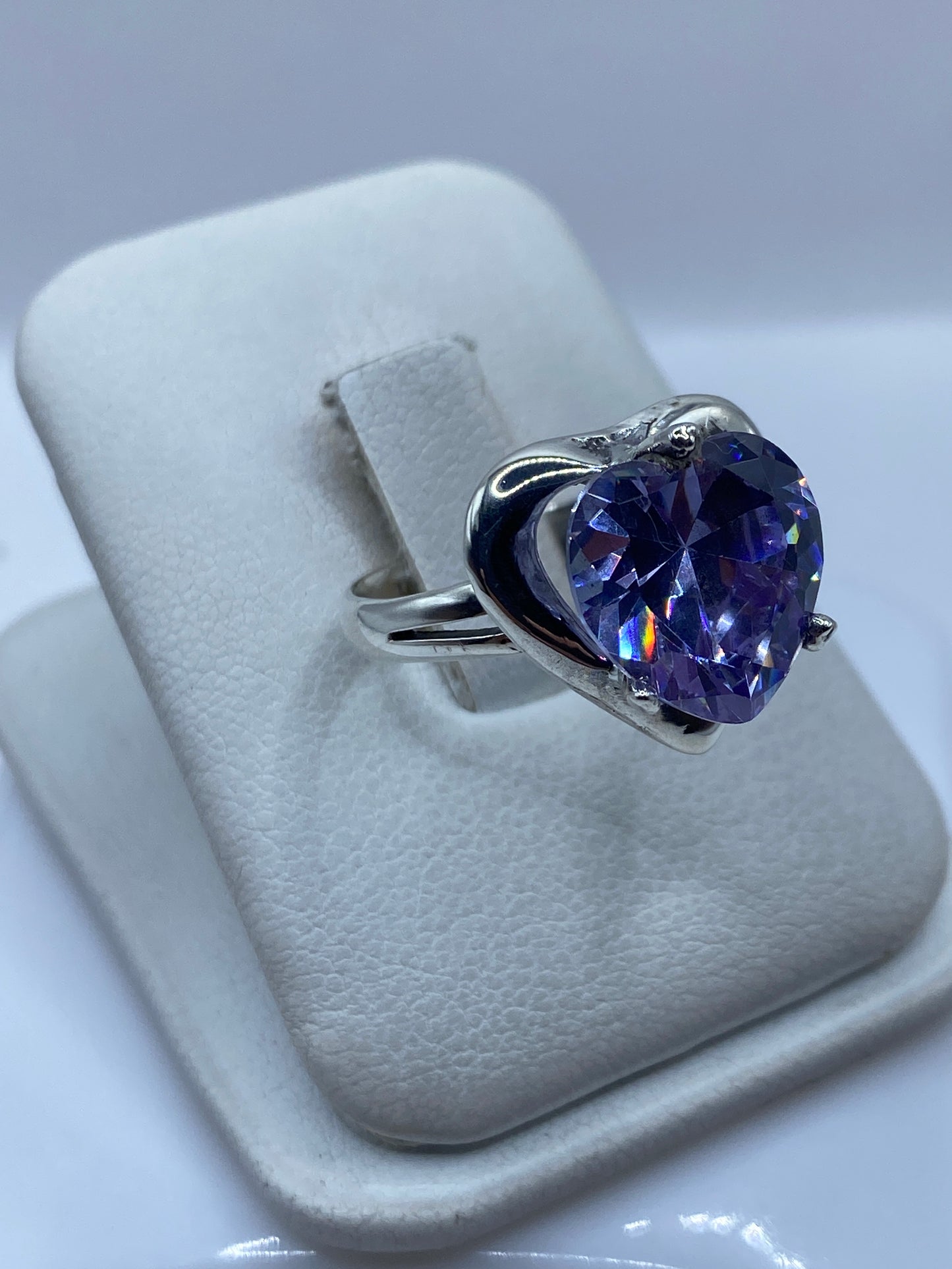 Detalle del engaste a mano y la faceta de la circonia lavanda