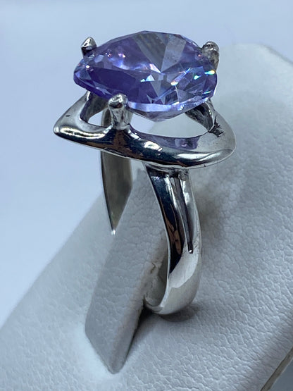 Anillo en dedo de mujer mostrando el brillo de la circonia bajo luz natural