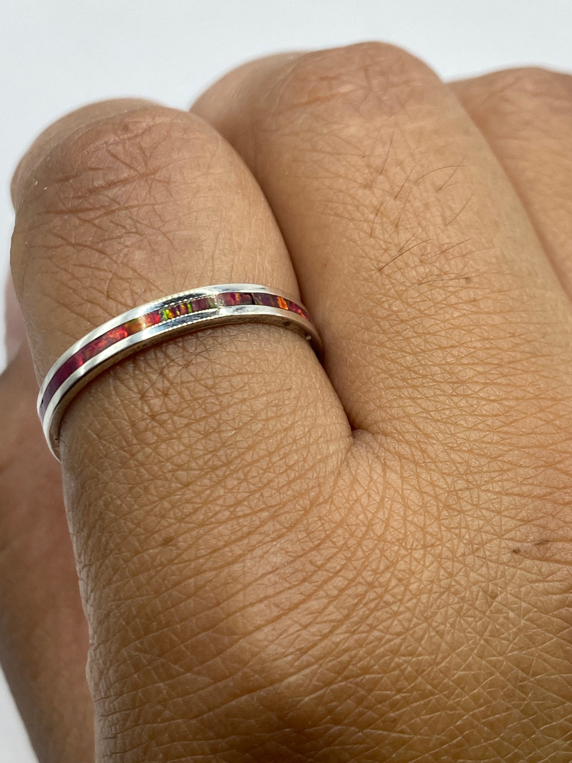 Anillo sobre fondo gris mostrando el Quinto .950 marcado