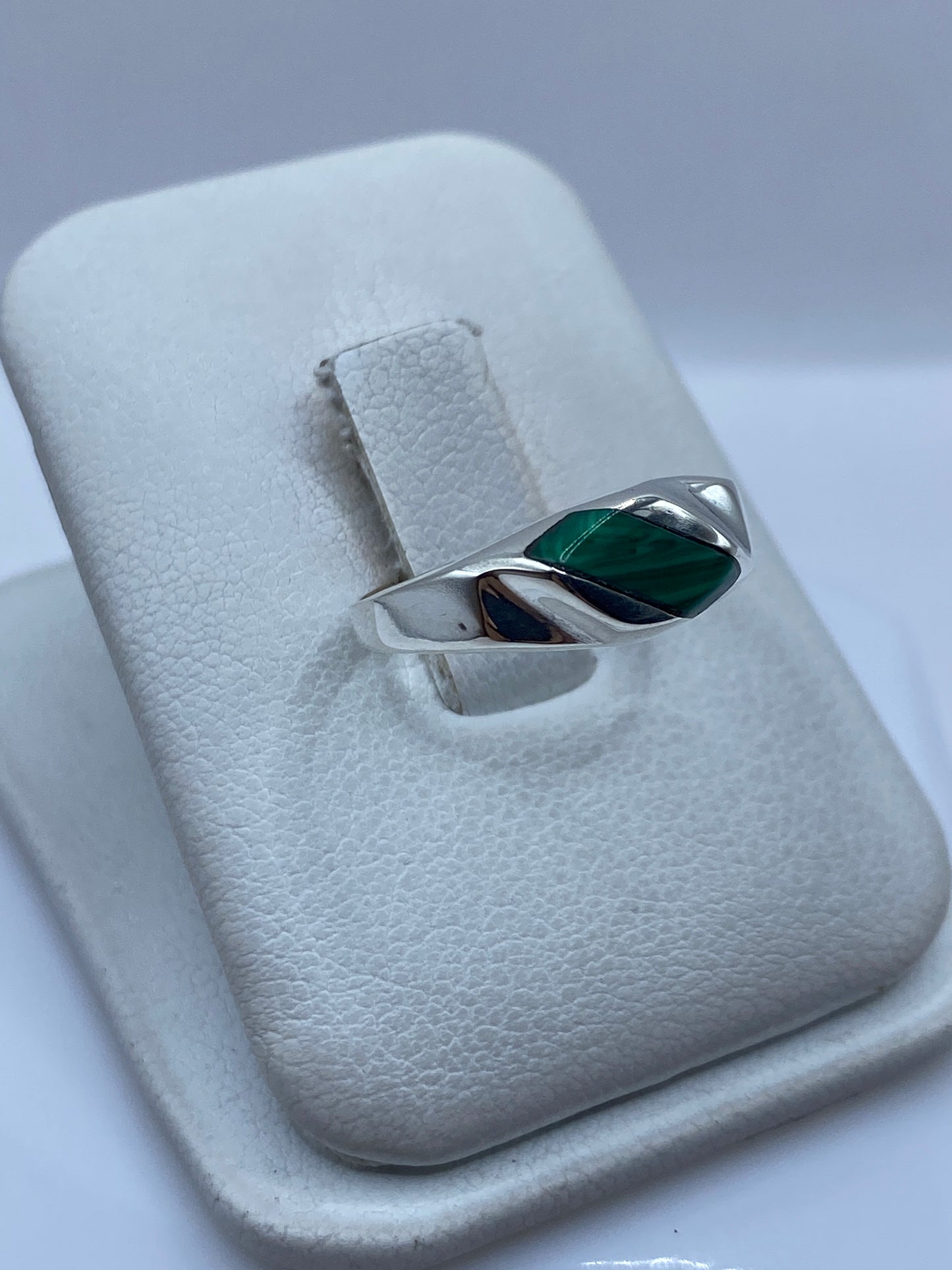 Detalle del engaste de malaquita verde en plata de Taxco, lateral