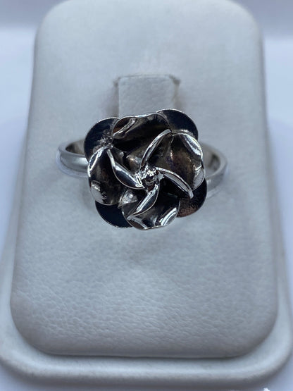 Anillo floral de plata .925 ajustable con pétalos en relieve sobre estuche blanco