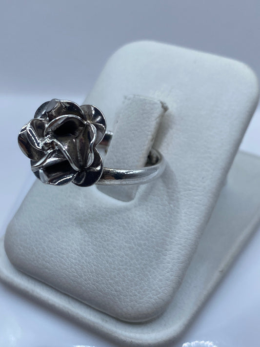 Vista lateral del anillo floral moldeado mostrando el volumen 3D de los pétalos