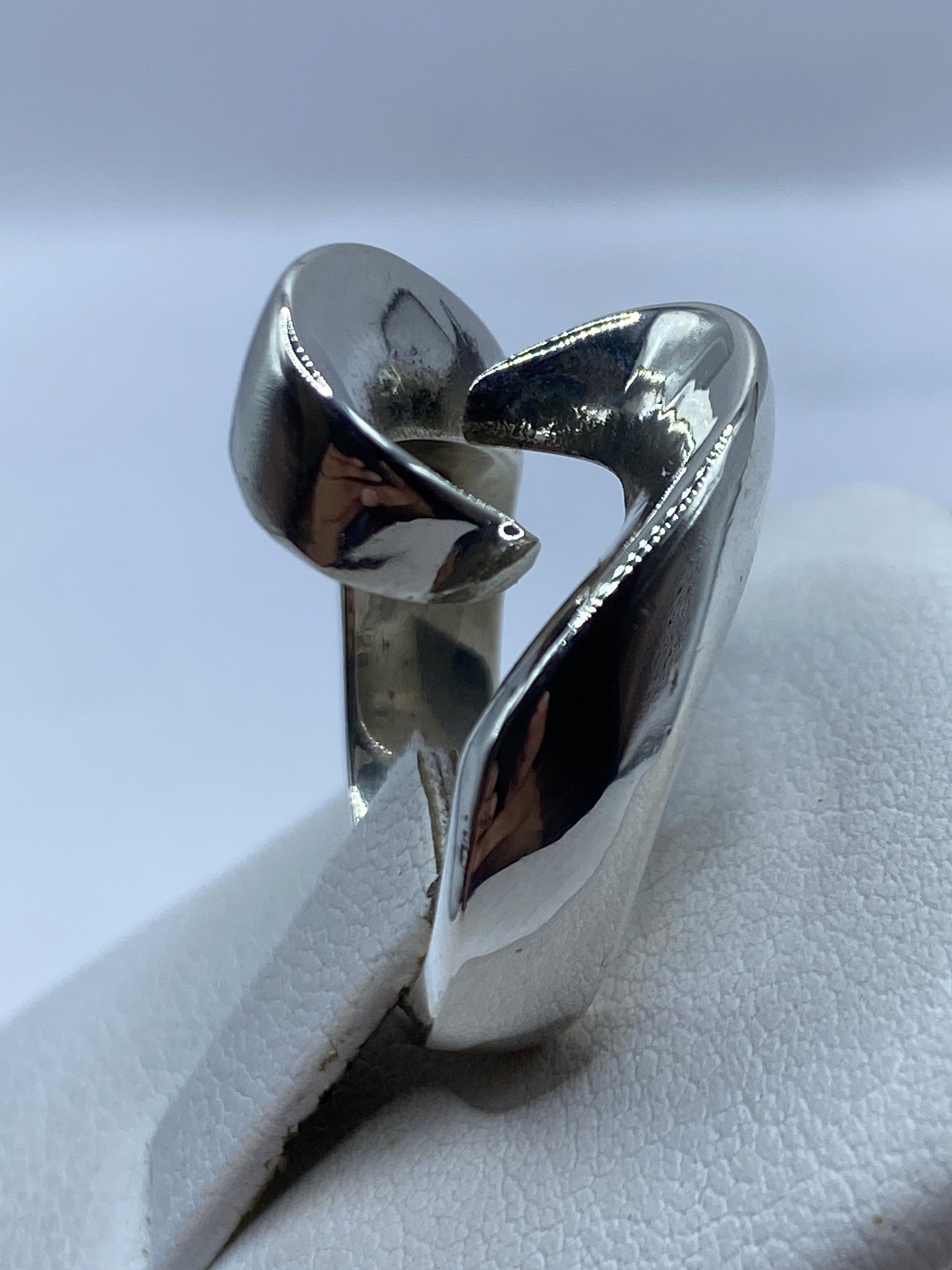 Detalle lateral del anillo escultórico con acabado pulido y mate