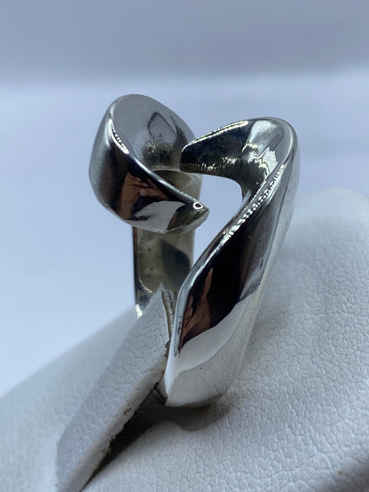 Detalle lateral del anillo escultórico con acabado pulido y mate