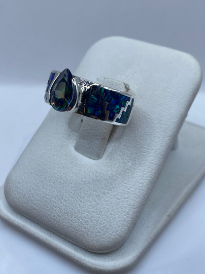Vista lateral del anillo mostrando el engaste del ópalo azul en plata .950