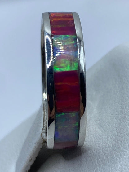 Detalle del engaste del ópalo multicolor y el brillo de la plata .950