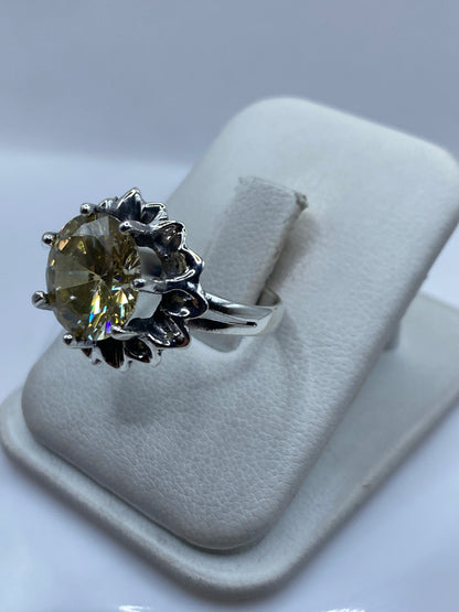 Perfil lateral del anillo de plata con circonia, mostrando el engaste a mano y el Quinto