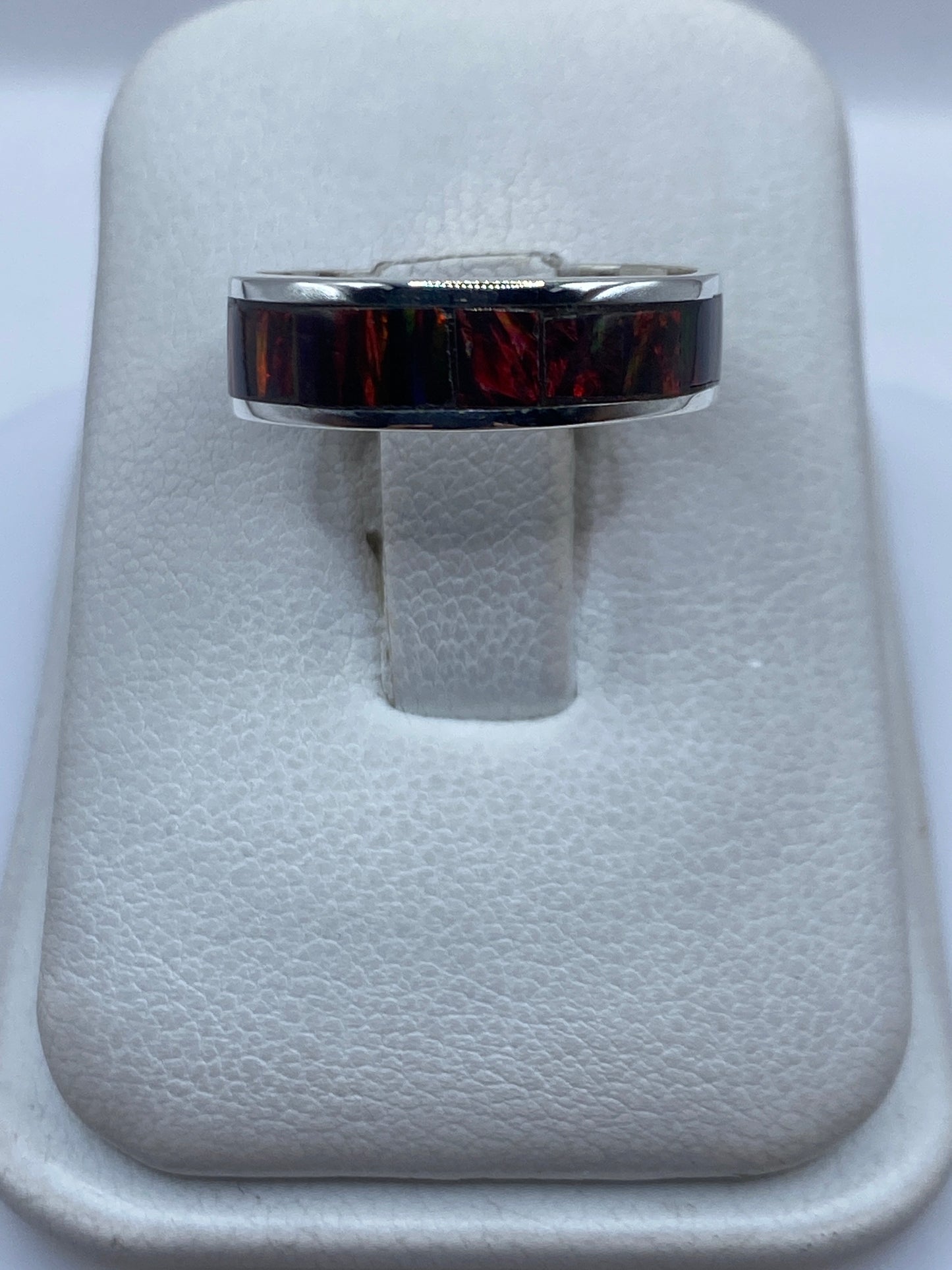 Anillo de plata .950 con ópalo de fuego multicolor en tonos naranja, rojo y verde en dedos