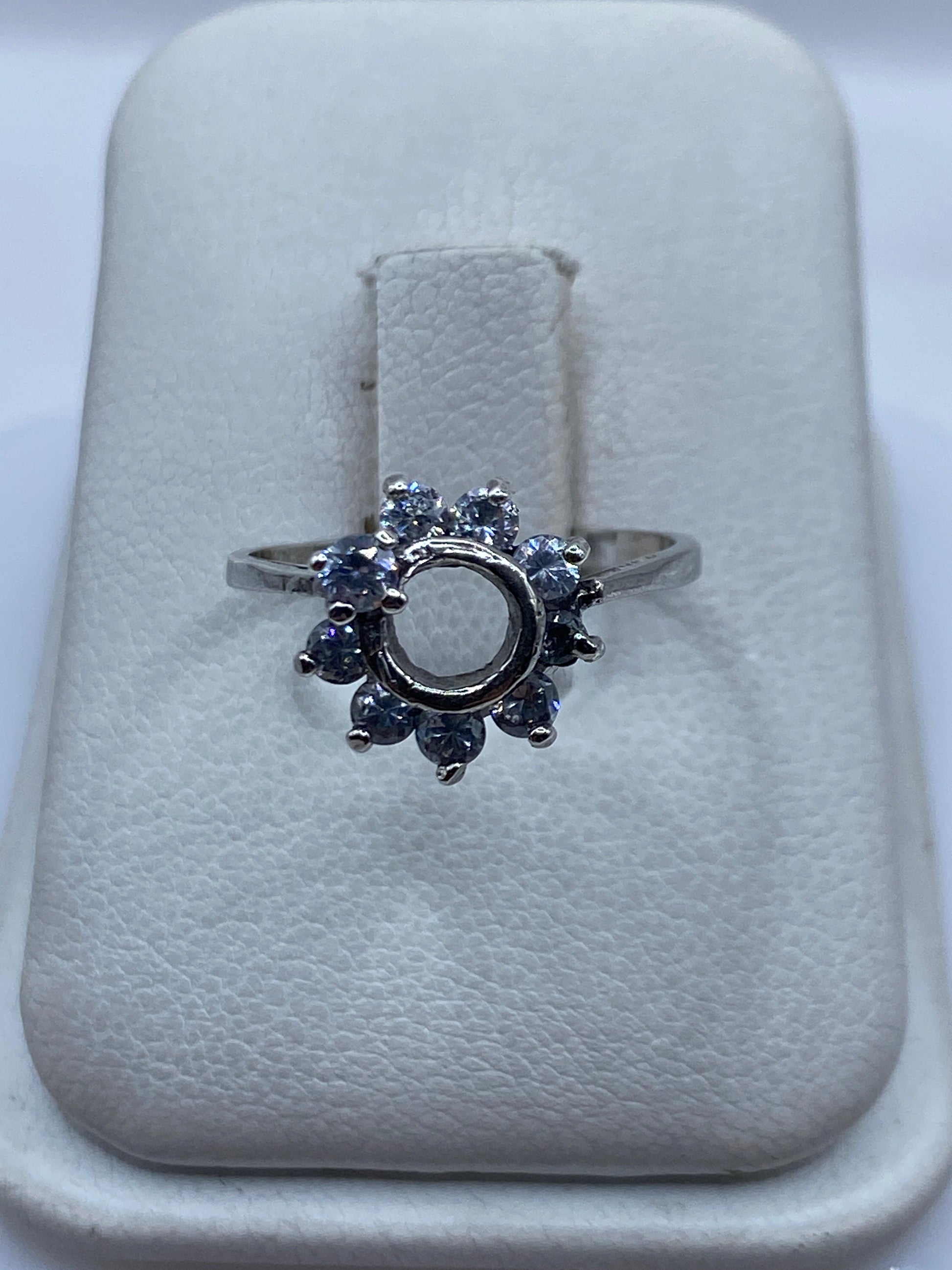 Anillo de plata con circonia blanca engastada en montura delicada sobre fondo blanco