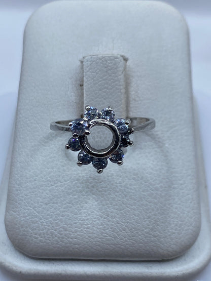 Anillo de plata con circonia blanca engastada en montura delicada sobre fondo blanco